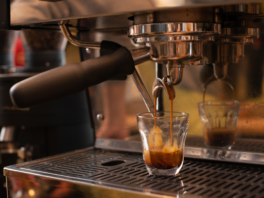 Italiaanse Koffie: Waarom Espresso in Italië Meer is dan Koffie (En Hoe Jij het Thuis Perfect Drinkt)